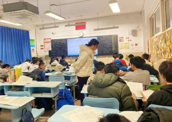 一线教师一起开展教育规划与施行在实践中协同提高教师的专业素养 一线教师一起开展教育规划与施行在实践中协同提高教师的专业素养