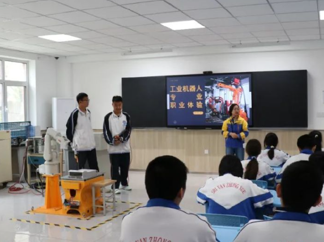 多元化的课程设置破解学用脱节经过深度的校企合作打通人才培