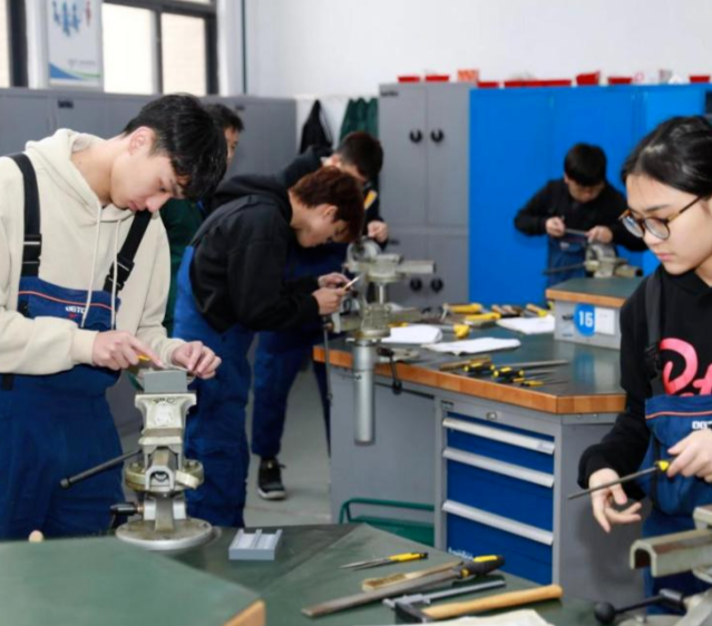 关键技能打破研究成果融入课程教育带着学生到研制一线解说案