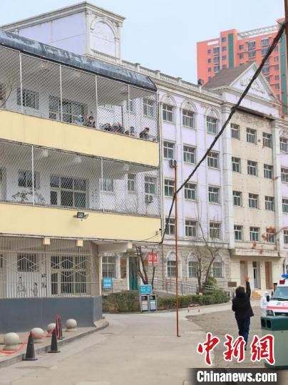 高某与医护人员挥手告别。 董浩 摄 山西长治新冠肺炎确诊患者全部出院 防疫工作不“清零”