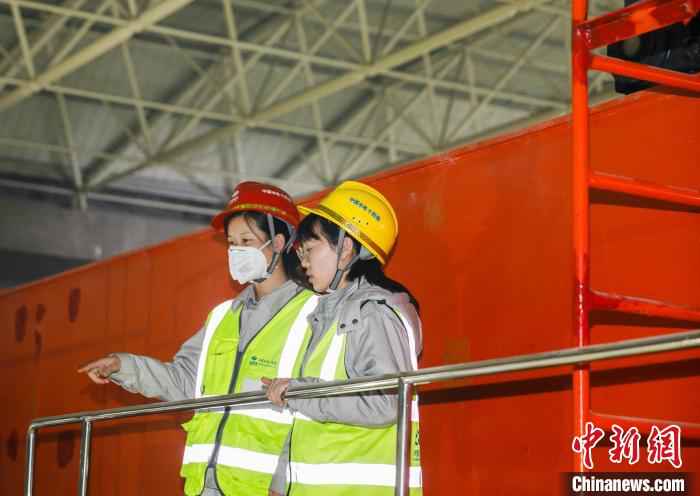 周菂与同事 张卉 摄 95后“空姐”大山深处开桥机