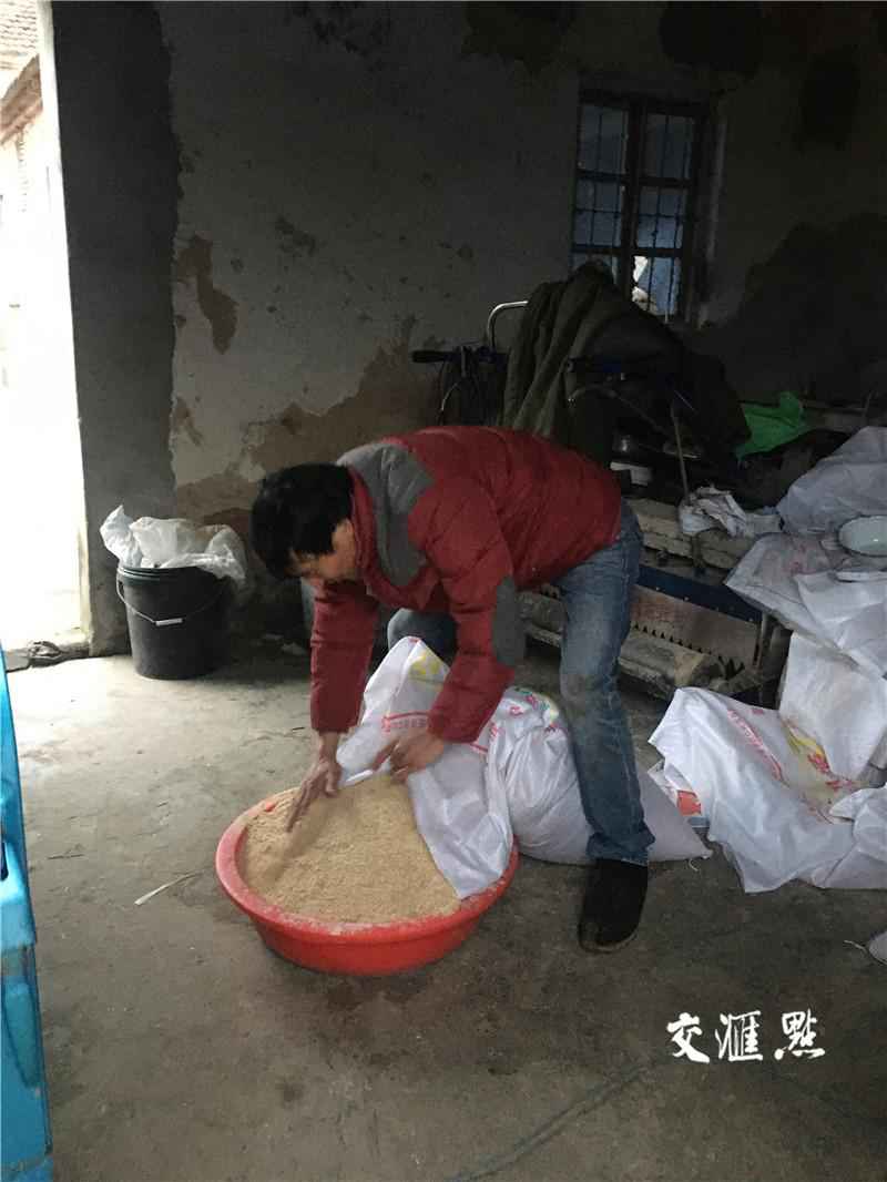 他靠养牛脱贫致富:要过好日子还靠自己干!