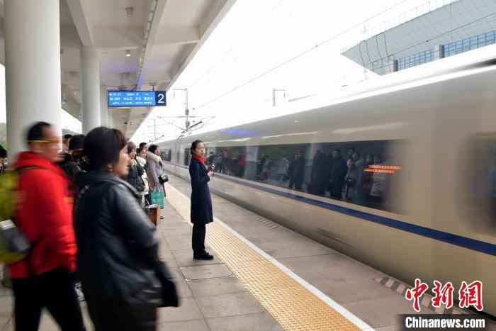 戌时:胡兰在车站二站台帮助引导旅客。 宋曹梓瀚 摄 “90后”高铁女站长的“春运十二时辰”