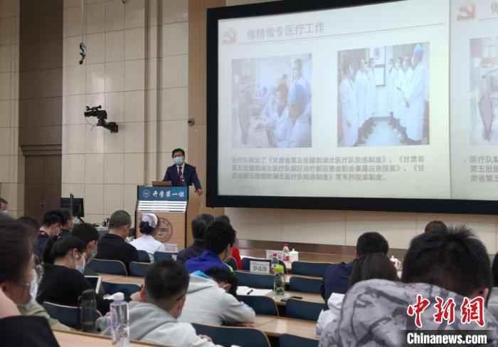 图为兰州大学第二医院院长王琛讲战“疫”故事。 刘玉桃 摄 兰大开学第一课:“逆行者”讲述战“疫”故事与君共勉